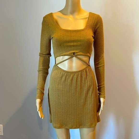 Stitch & Pine Gold Long Sleeve Mini Dress‎ with Cutout - Size Small - Picture 1 of 10